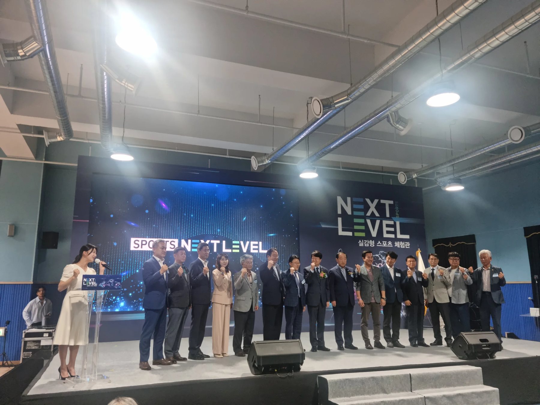 시상식 사회자 비용 현장, 실내 무대 현수막이 걸린 신용주 진행 모습 (mc-award-06)