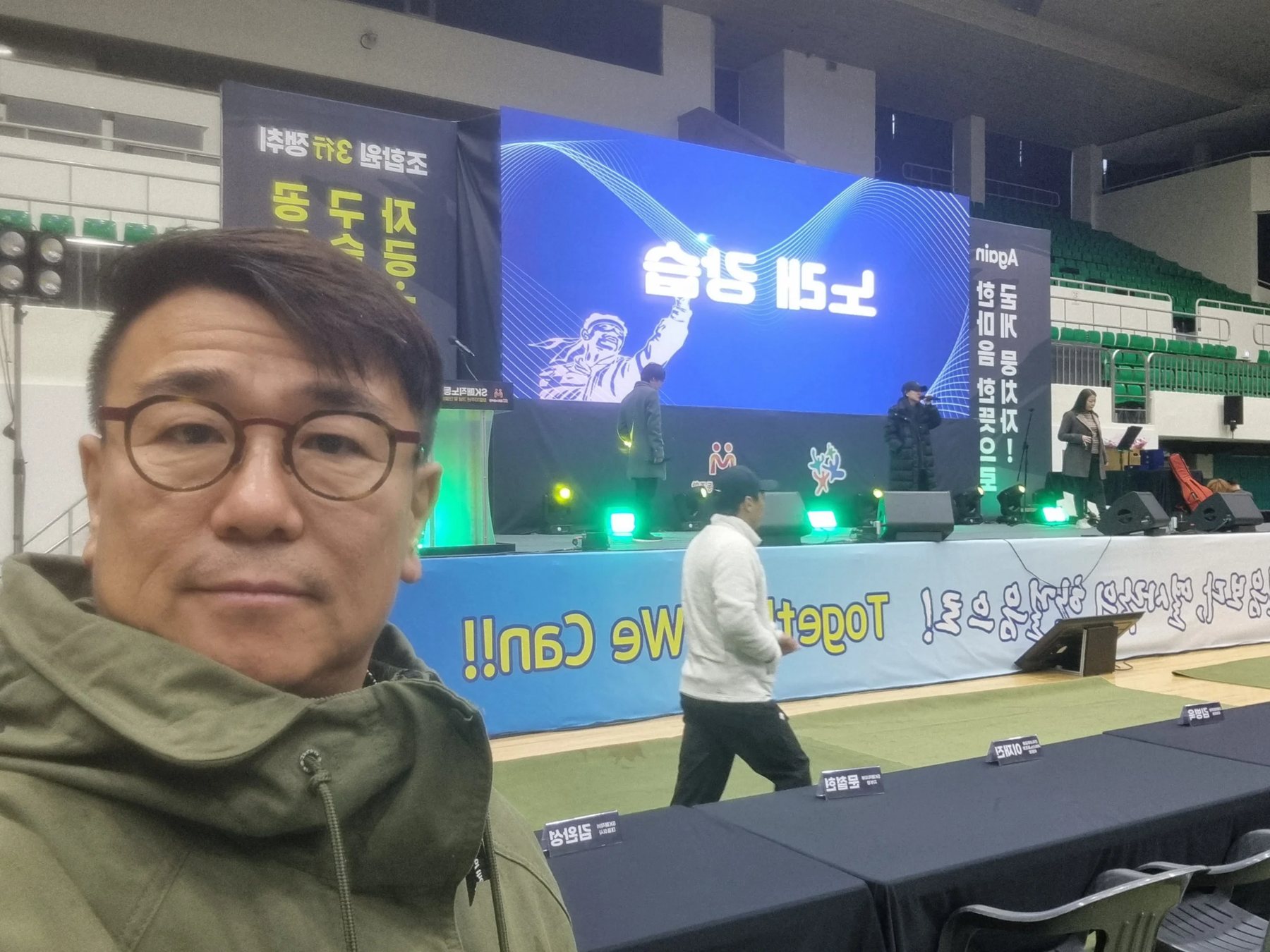 시상식 사회자 영상 현장, 실내 무대 격식 있는 의전 신용주 진행 모습 (mc-backstage-02)