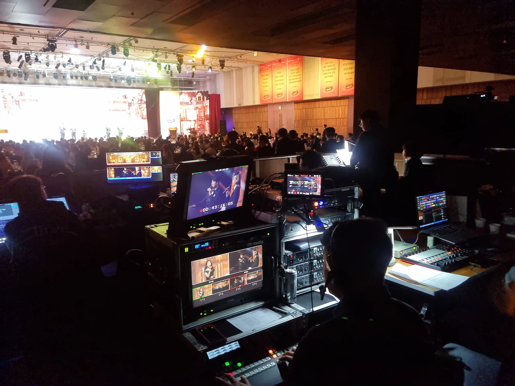 행사 사회자 현장, 실내 경기장 무대 뒤 준비 신용주 진행 모습 (mc-backstage-03)