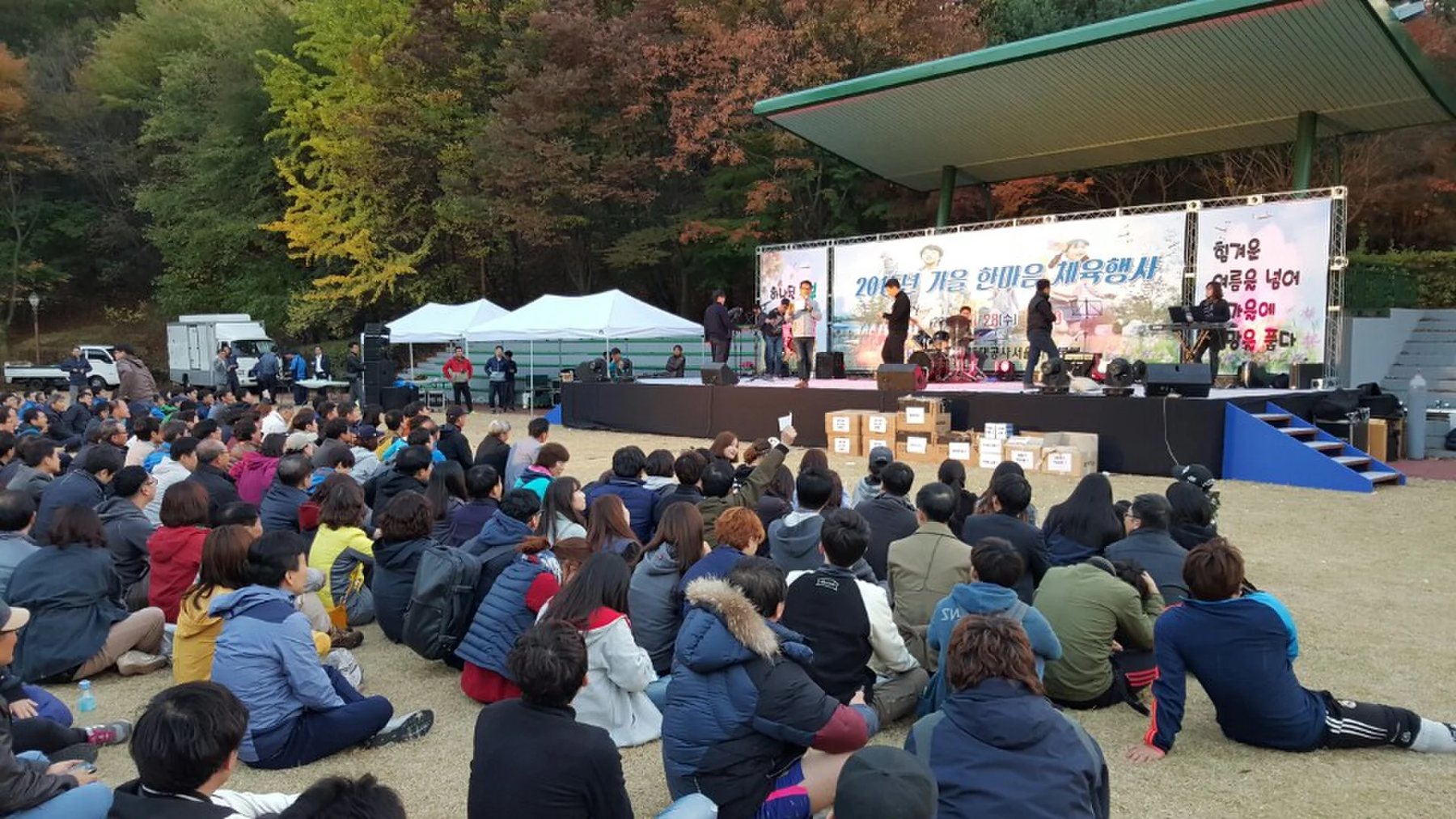 제조 기업 연말 시상식 현장, 야외 무대 참석자들이 모인 신용주 진행 모습 (mc-crowd-15)