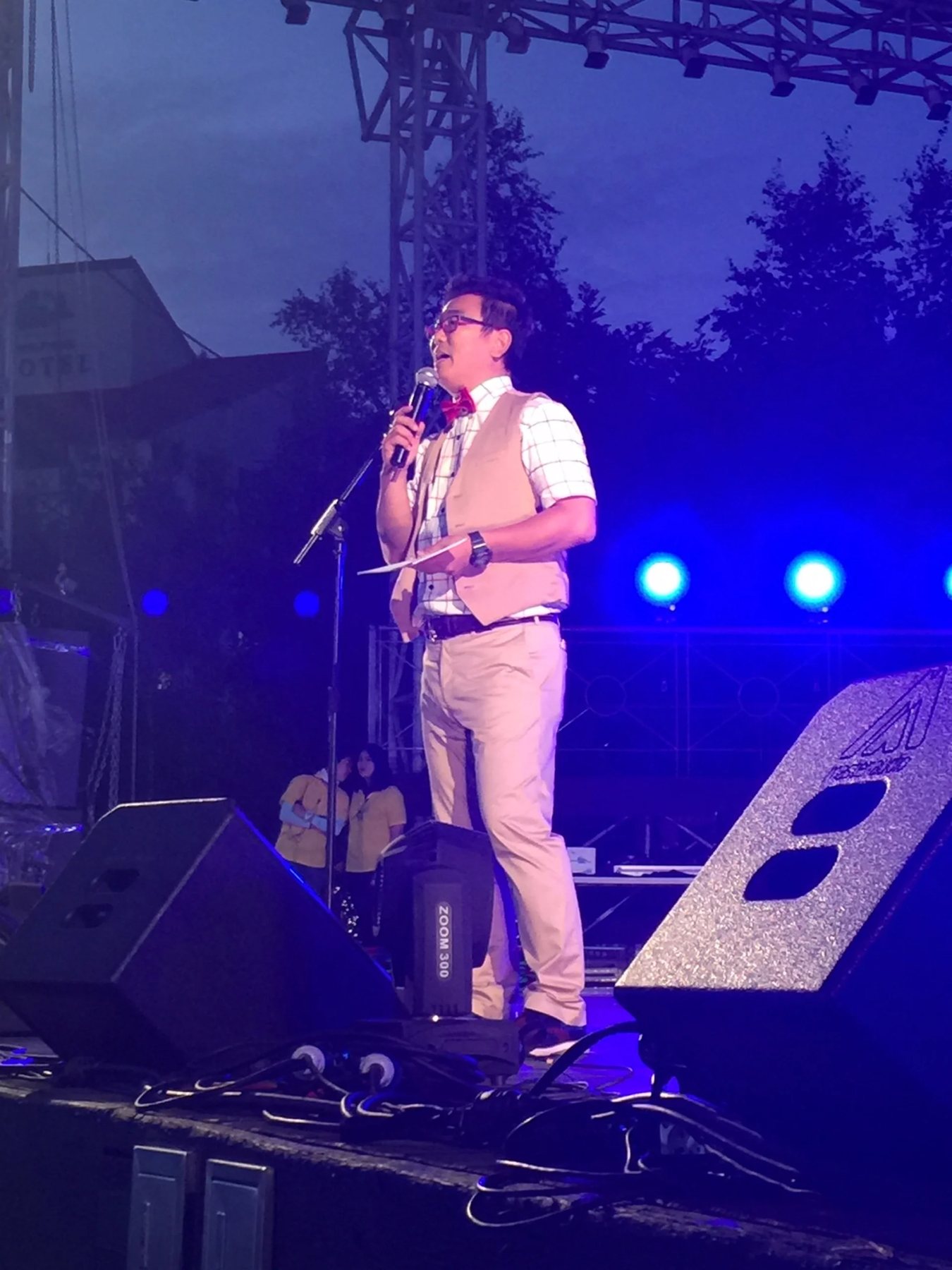 시상식 사회자 비용 현장, 야간 무대 마이크를 든 신용주 진행 모습 (mc-live-22)