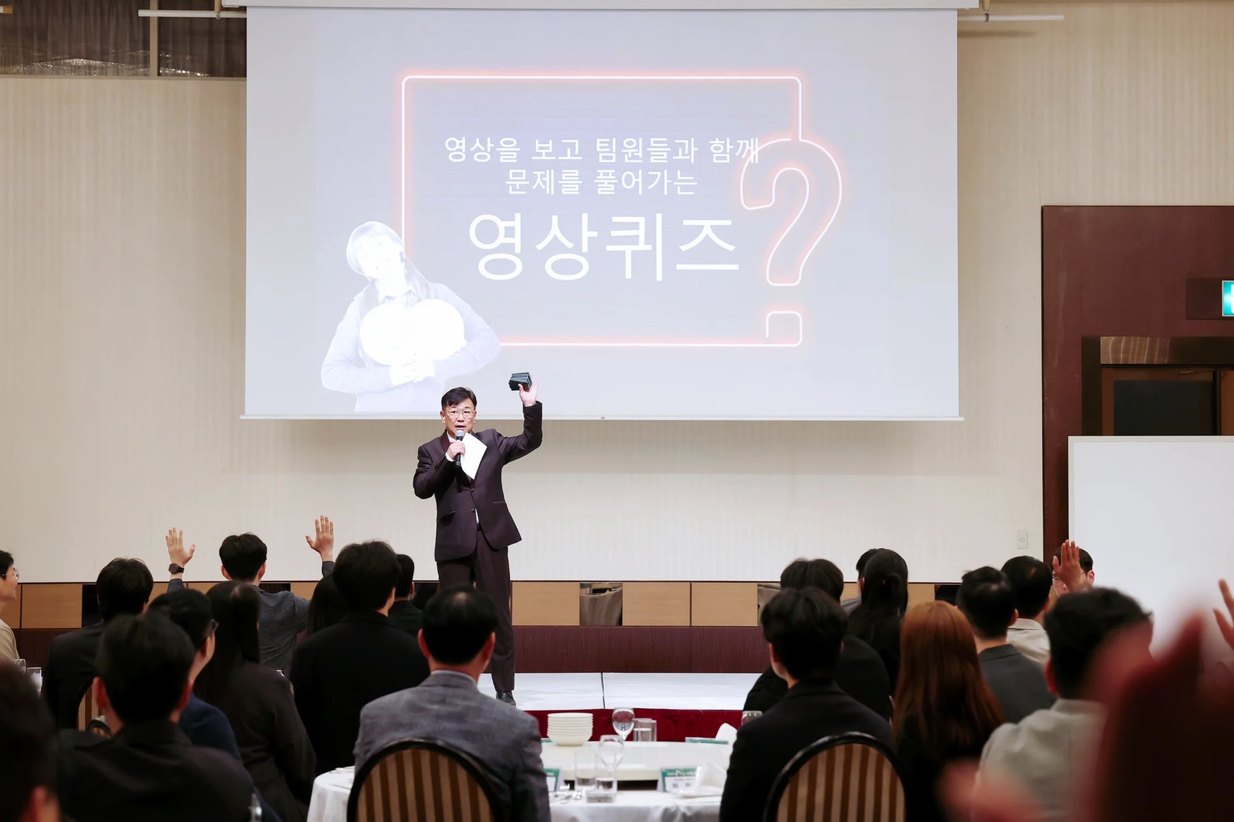 기업행사 사회자 현장, 실내 무대 대형 스크린이 설치된 신용주 진행 모습 (mc-live-29)