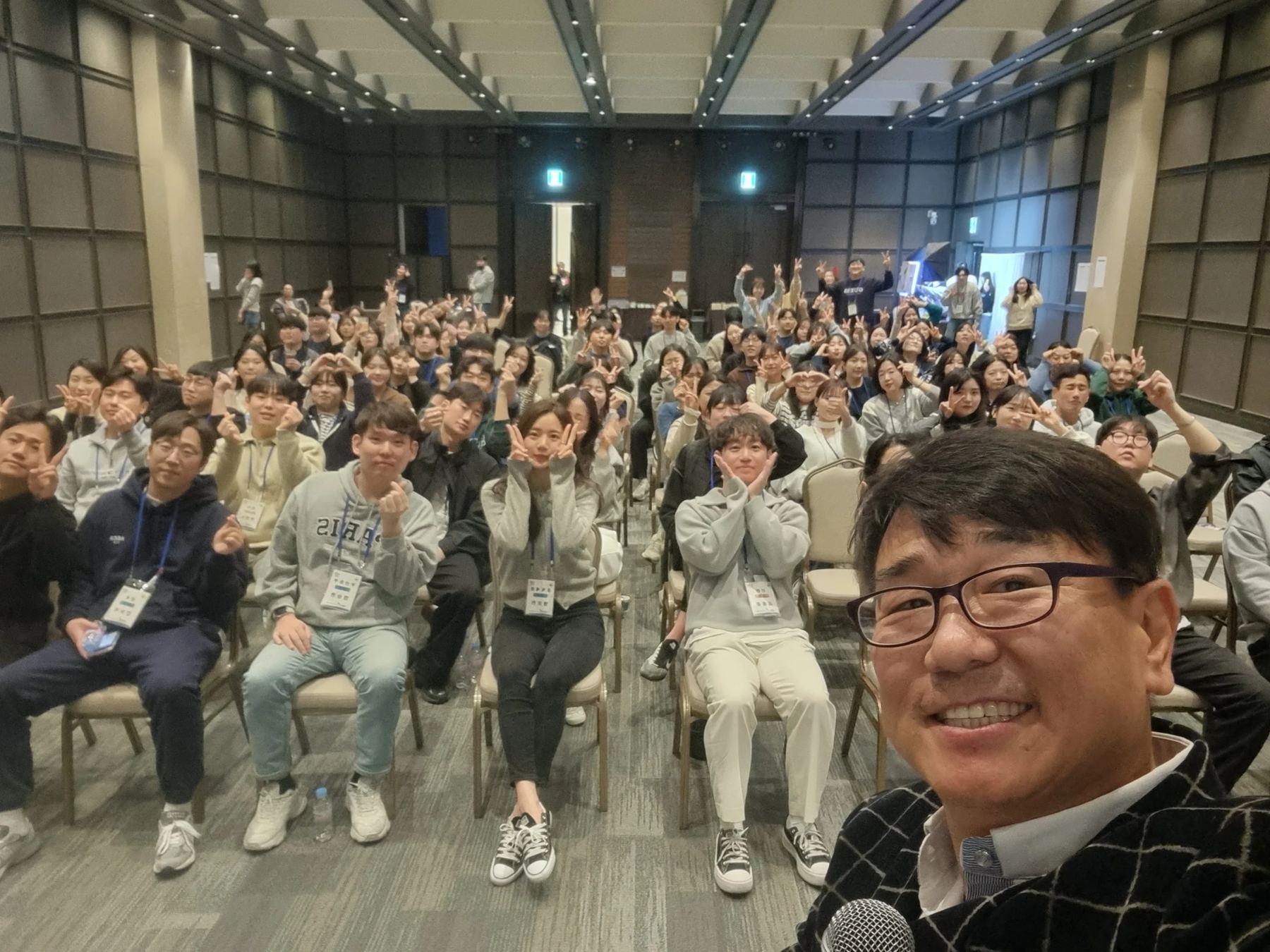 기업 시상식 사회자 현장, 실내 마이크를 든 참석자들이 모인 신용주 진행 모습 (mc-live-34)