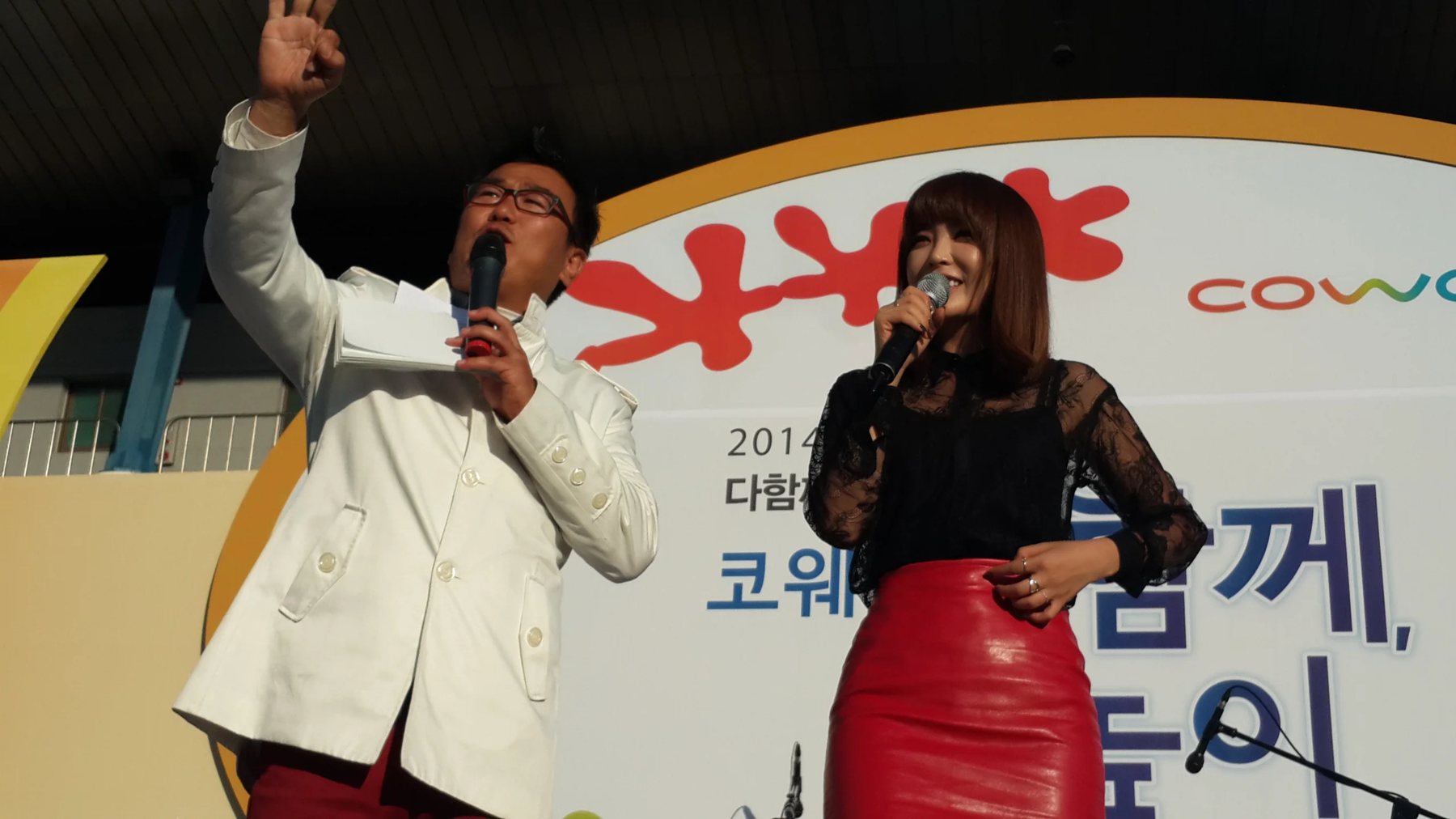 제조 기업 연말 시상식 현장, 야외 무대 현수막이 걸린 신용주 진행 모습 (mc-live-43)
