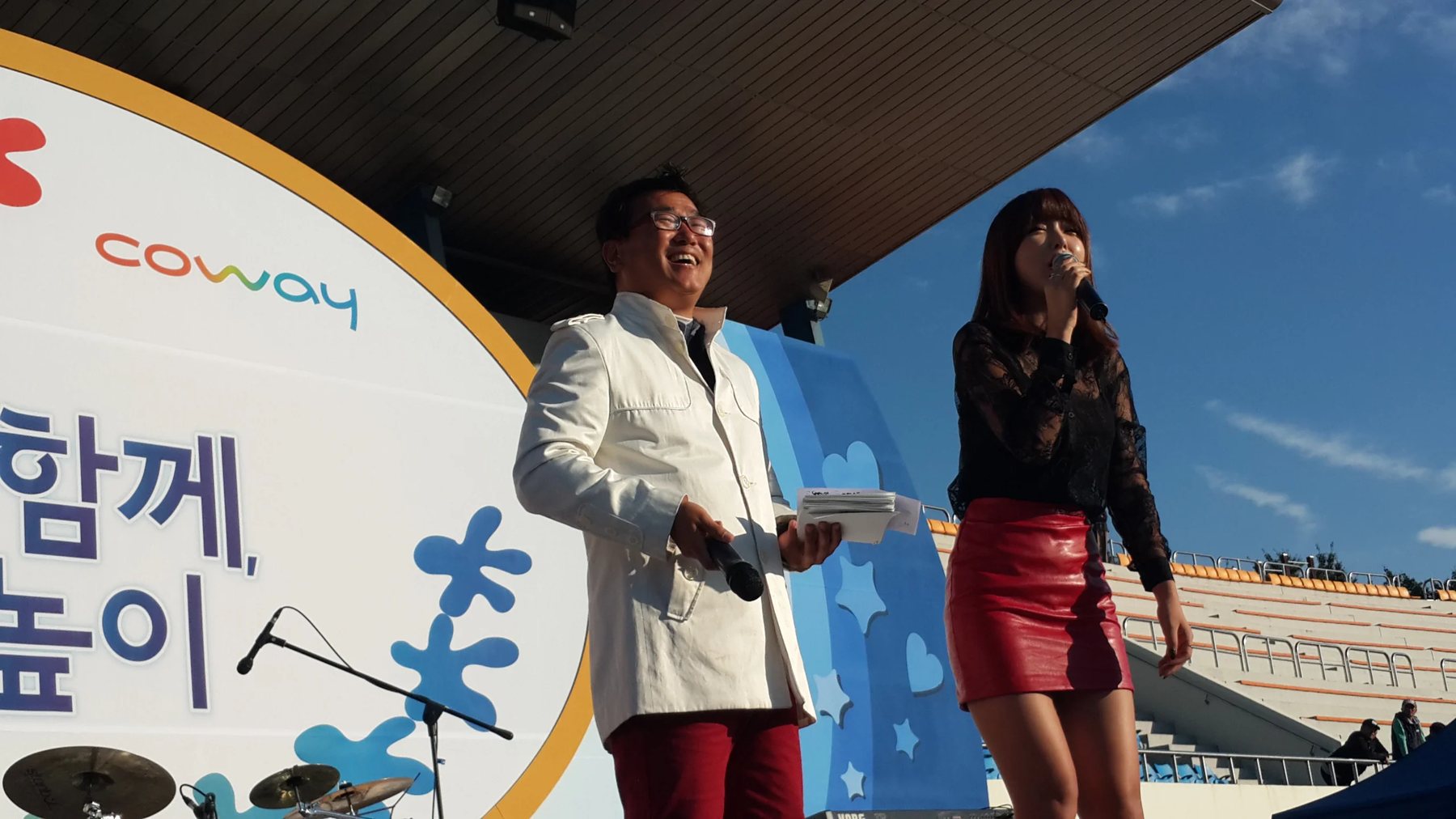 협회 정기총회 시상 현장, 야외 무대 현수막이 걸린 신용주 진행 모습 (mc-live-45)