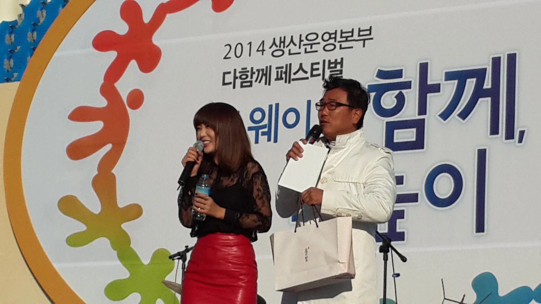 시상식 사회자 관련분야 현장, 야외 낮 무대 신용주 진행 모습 (mc-live-49)