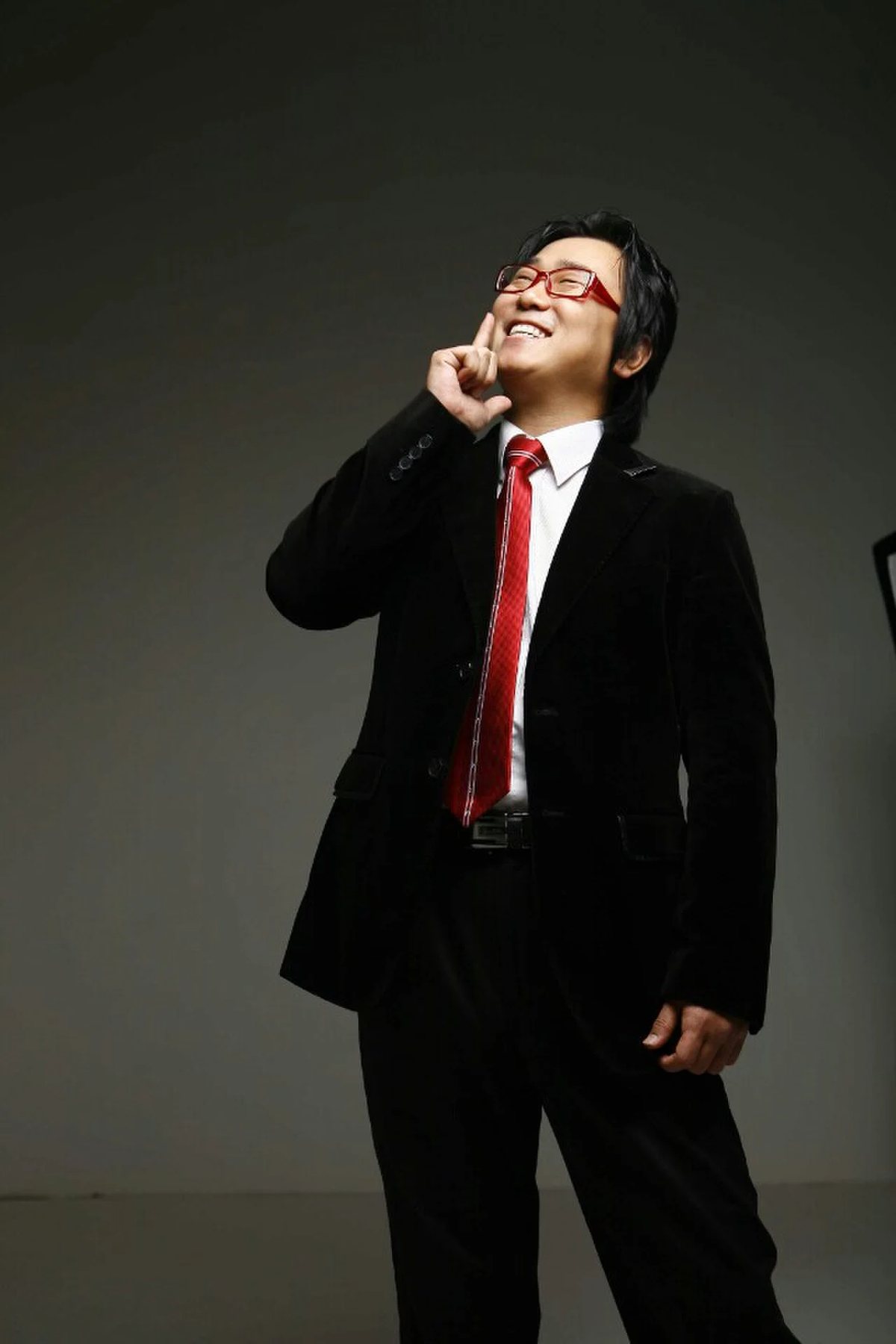 시상식 사회자 프로필 현장, 격식 있는 의전 정장 차림 신용주 진행 모습 (mc-portrait-01)