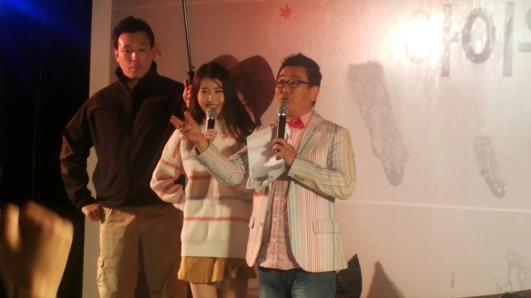 시상식 사회자 섭외문의 현장, 무대 현수막이 걸린 신용주 진행 모습 (mc-portrait-03)