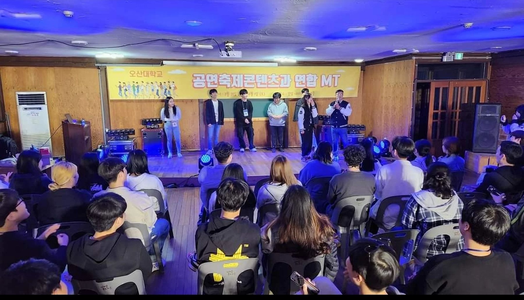 창립기념식 사회자 현장, 실내 무대 실내 경기장 신용주 진행 모습 (mc-wide-15)